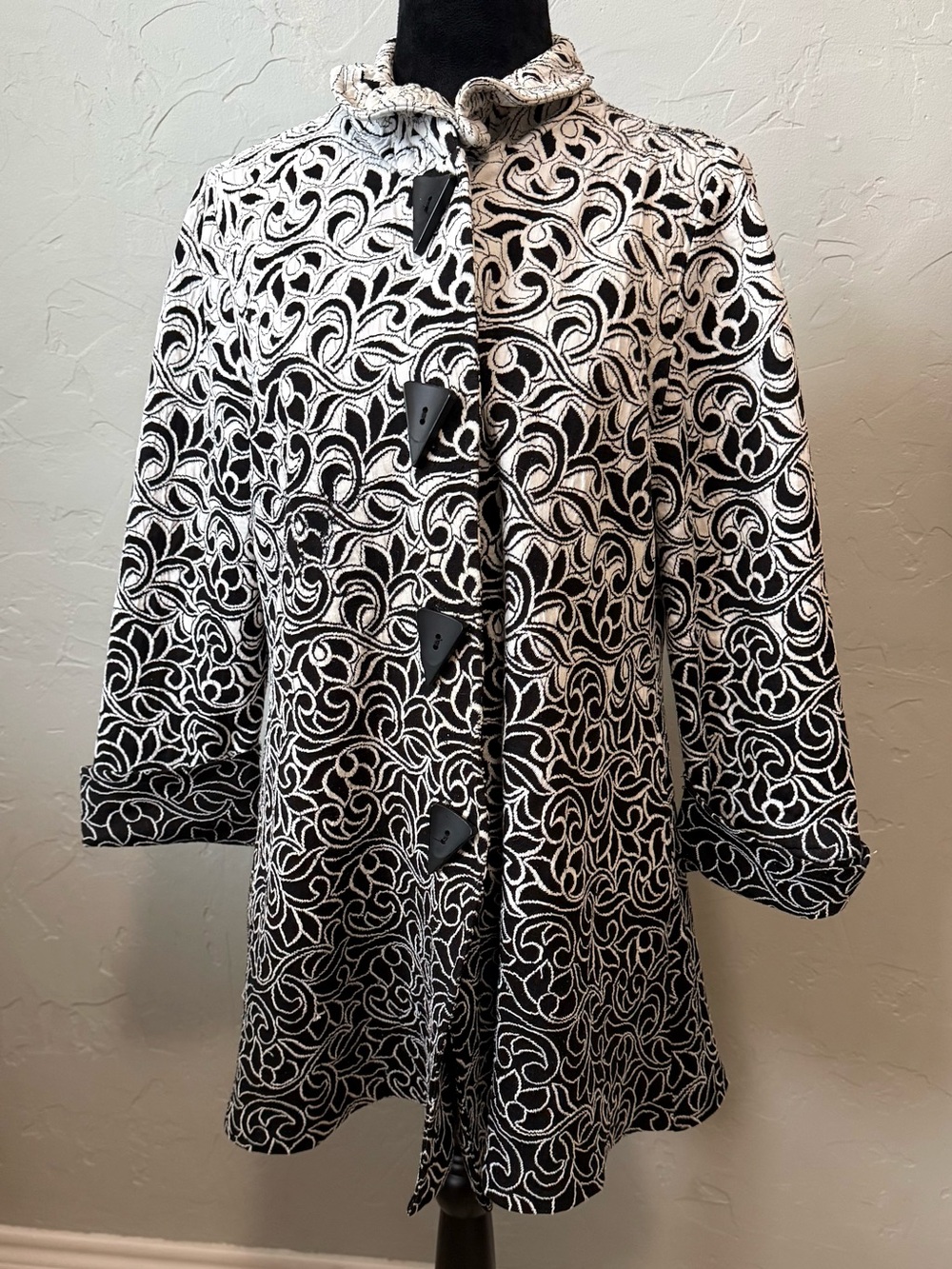 IC by Connie K Coat Jacket Women’s Medium Black White Jacquard Huge Buttons